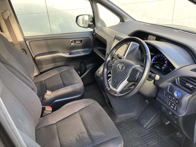 ヴォクシー ハイブリッドＶ　純正９インチナビ・純正フリップダウンモニター・クルーズコントロール・ＬＥＤヘッドライト・両側パワースライドドア・前席シートヒーター・２列目キャプテンシート・リアオートエアコン・バックモニター・スマート（20枚目）