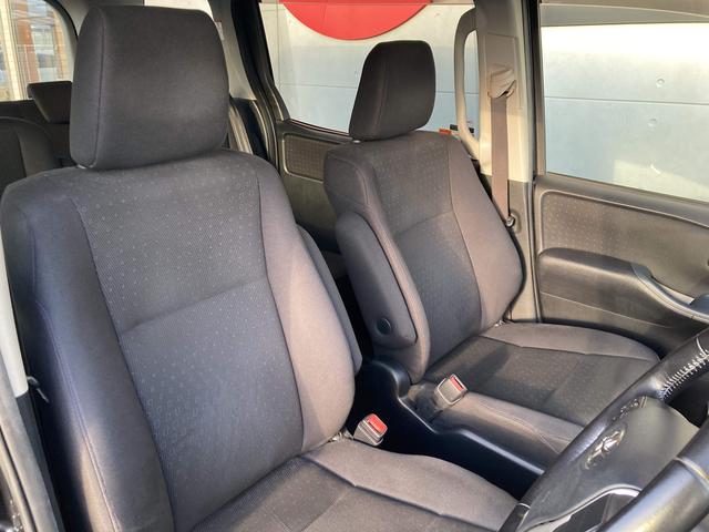 ヴォクシー ハイブリッドＶ　純正９インチナビ・純正フリップダウンモニター・クルーズコントロール・ＬＥＤヘッドライト・両側パワースライドドア・前席シートヒーター・２列目キャプテンシート・リアオートエアコン・バックモニター・スマート（21枚目）