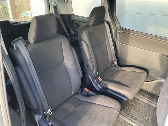 ヴォクシー ハイブリッドＶ　純正９インチナビ・純正フリップダウンモニター・クルーズコントロール・ＬＥＤヘッドライト・両側パワースライドドア・前席シートヒーター・２列目キャプテンシート・リアオートエアコン・バックモニター・スマート（22枚目）