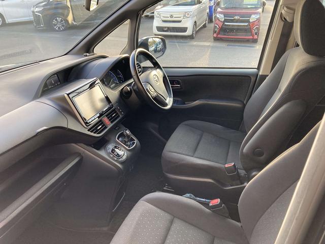 ヴォクシー ハイブリッドＶ　純正９インチナビ・純正フリップダウンモニター・クルーズコントロール・ＬＥＤヘッドライト・両側パワースライドドア・前席シートヒーター・２列目キャプテンシート・リアオートエアコン・バックモニター・スマート（24枚目）