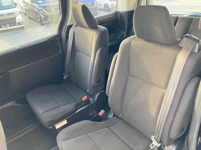 ヴォクシー ハイブリッドＶ　純正９インチナビ・純正フリップダウンモニター・クルーズコントロール・ＬＥＤヘッドライト・両側パワースライドドア・前席シートヒーター・２列目キャプテンシート・リアオートエアコン・バックモニター・スマート（26枚目）