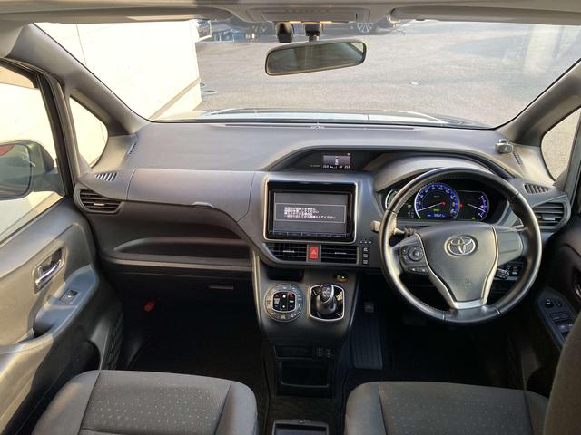 ヴォクシー ハイブリッドＶ　純正９インチナビ・純正フリップダウンモニター・クルーズコントロール・ＬＥＤヘッドライト・両側パワースライドドア・前席シートヒーター・２列目キャプテンシート・リアオートエアコン・バックモニター・スマート（29枚目）