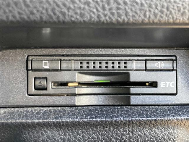 ヴォクシー ハイブリッドＶ　純正９インチナビ・純正フリップダウンモニター・クルーズコントロール・ＬＥＤヘッドライト・両側パワースライドドア・前席シートヒーター・２列目キャプテンシート・リアオートエアコン・バックモニター・スマート（34枚目）