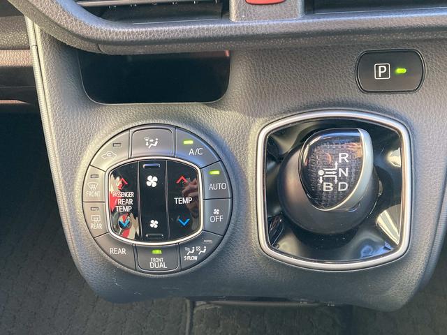 ヴォクシー ハイブリッドＶ　純正９インチナビ・純正フリップダウンモニター・クルーズコントロール・ＬＥＤヘッドライト・両側パワースライドドア・前席シートヒーター・２列目キャプテンシート・リアオートエアコン・バックモニター・スマート（40枚目）