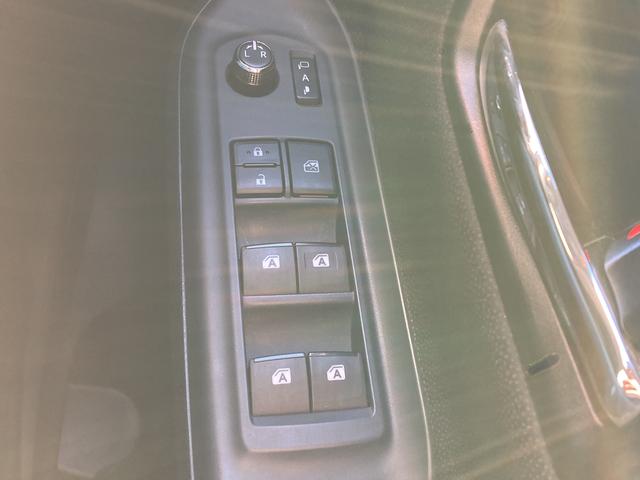 ヴォクシー ハイブリッドＶ　純正９インチナビ・純正フリップダウンモニター・クルーズコントロール・ＬＥＤヘッドライト・両側パワースライドドア・前席シートヒーター・２列目キャプテンシート・リアオートエアコン・バックモニター・スマート（41枚目）