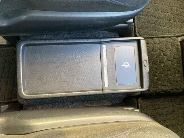 ヴォクシー ハイブリッドＶ　純正９インチナビ・純正フリップダウンモニター・クルーズコントロール・ＬＥＤヘッドライト・両側パワースライドドア・前席シートヒーター・２列目キャプテンシート・リアオートエアコン・バックモニター・スマート（49枚目）