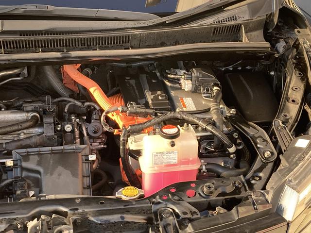 ヴォクシー ハイブリッドＶ　純正９インチナビ・純正フリップダウンモニター・クルーズコントロール・ＬＥＤヘッドライト・両側パワースライドドア・前席シートヒーター・２列目キャプテンシート・リアオートエアコン・バックモニター・スマート（52枚目）