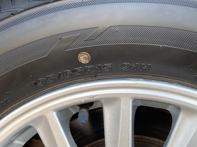 ヴォクシー ハイブリッドＶ　純正９インチナビ・純正フリップダウンモニター・クルーズコントロール・ＬＥＤヘッドライト・両側パワースライドドア・前席シートヒーター・２列目キャプテンシート・リアオートエアコン・バックモニター・スマート（54枚目）