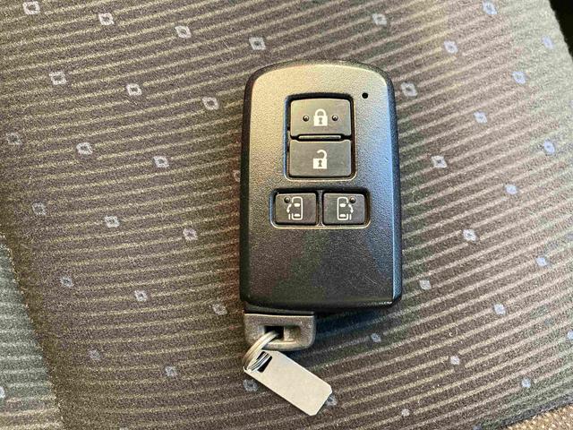 ヴォクシー ハイブリッドＶ　純正９インチナビ・純正フリップダウンモニター・クルーズコントロール・ＬＥＤヘッドライト・両側パワースライドドア・前席シートヒーター・２列目キャプテンシート・リアオートエアコン・バックモニター・スマート（56枚目）