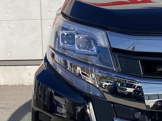 ノア Ｓｉ　ダブルバイビーＩＩＩ　純正９インチナビ・クルーズコントロール・ＬＥＤライト・両側パワースライドドア・ハーフレザーシート・ウッドコンビ革巻きステアリング・セーフティセンス・リアオートエアコン・スマートキー・ドラレコ前後・ＥＴ（7枚目）