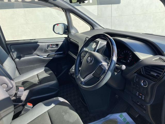 ノア Ｓｉ　ダブルバイビーＩＩＩ　純正９インチナビ・クルーズコントロール・ＬＥＤライト・両側パワースライドドア・ハーフレザーシート・ウッドコンビ革巻きステアリング・セーフティセンス・リアオートエアコン・スマートキー・ドラレコ前後・ＥＴ（21枚目）