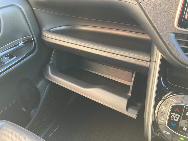 エスクァイア ハイブリッドＧｉ　純正９インチナビ・１２．１インチフリップダウンモニター・両側パワースライドドア・クルーズコントロール・セーフティセンス・ＬＥＤヘッドライト・黒合皮シート・リアオートエアコン・前席シートヒーター・ＵＳＢ（47枚目）