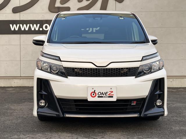 ヴォクシー ZS GRスポーツ 純正10インチナビ・12.1インチフリップダウンモニター・セーフティセンス・両側パワースライドドア・LEDヘッドライト・LEDイルミネーションビーム・GRエンブレムハーフレザーシート・2列目キャプテン(4枚目)