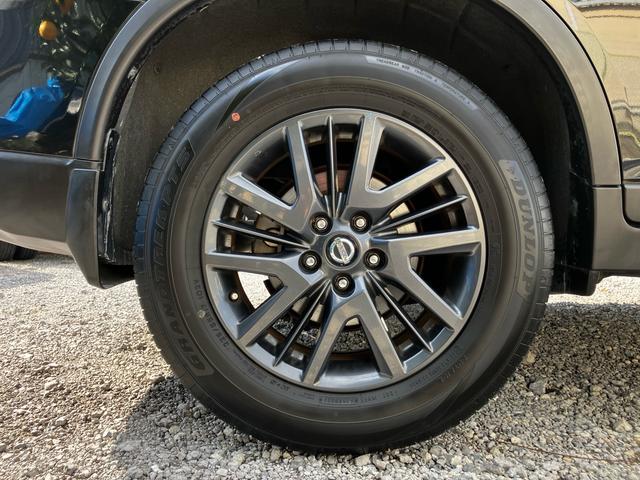 エクストレイル ２０ＸブラクエクストリーマＸエマージェンシブレーキＰ　４ＷＤ　ヒーター付き黒本革シート　純正８インチナビ　フルセグ　Ｂｌｕｅｔｏｏｔｈ　バックカメラ　オート機能付きＬＥＤヘッドランプ　純正アルミホイール　スペアキー　ＥＴＣ　プッシュスタート（40枚目）