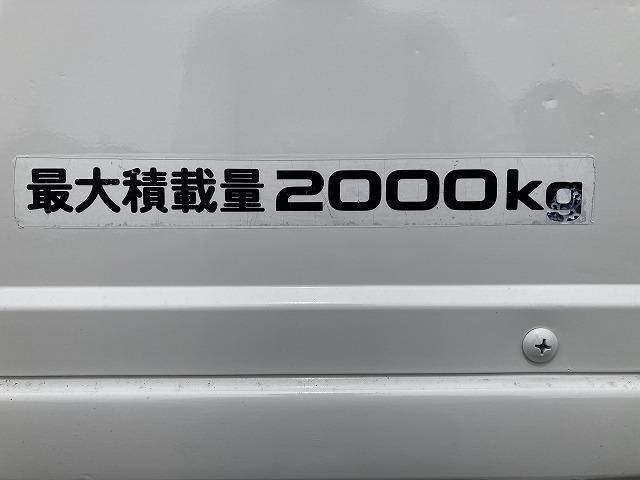 タイタントラック ４ＷＤ・標準ロング・２ｔ積・５ＭＴ・全低床・坂道発進補助装置　左電格ミラー・アシストゲート・フォグランプ・ライトレベライザー・アイドリングストップ・ＢＵＺ・キーレス・ＥＴＣ・荷台内寸　Ｌ４３４８　Ｗ１８００　Ｈ３７８（33枚目）