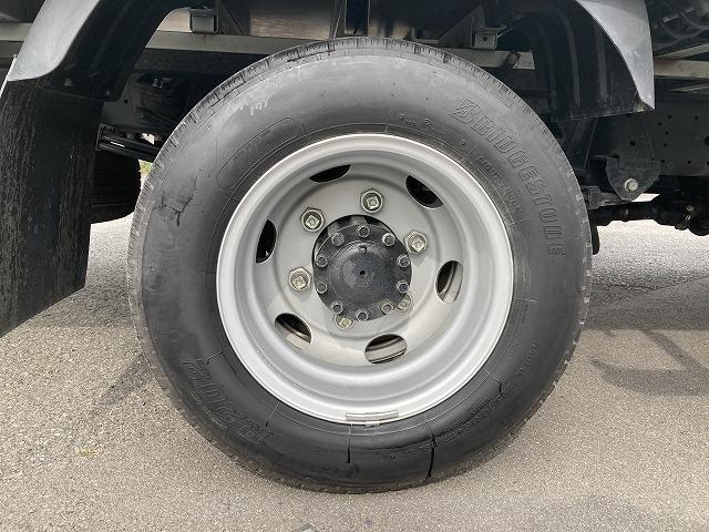 デュトロ ・２．９５ｔ積・ワイドロング・荷台鉄板張り・ＡＴ・プリクラ　・車線逸脱警報装置・衝突軽減ブレーキ・横滑り防止装置・ミラー型バックカメラ・フルセグナビ・左電格ミラー・アシストゲート・ＥＴＣ・荷台内寸　Ｌ４３５１　Ｗ２０９０　Ｈ３７５（27枚目）