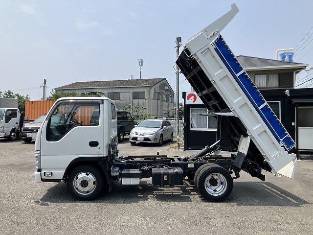 エルフトラック ４ＷＤ・２ｔ積・５ＭＴ・全低床ダンプ・中間ピン付　中間ピン　コボレーン　ＥＴＣ　左電格ミラー　アイドルアップ　左電格ミラー　坂道発進補助装置　ライトレベライザー　ドアバイザー　キーレス（4枚目）