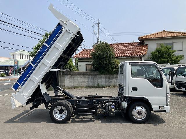 エルフトラック ４ＷＤ・２ｔ積・５ＭＴ・全低床ダンプ・中間ピン付　中間ピン　コボレーン　ＥＴＣ　左電格ミラー　アイドルアップ　左電格ミラー　坂道発進補助装置　ライトレベライザー　ドアバイザー　キーレス（5枚目）