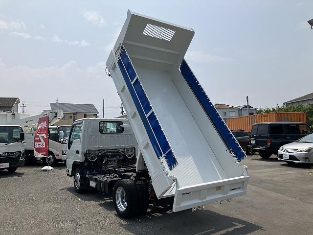 エルフトラック ４ＷＤ・２ｔ積・５ＭＴ・全低床ダンプ・中間ピン付　中間ピン　コボレーン　ＥＴＣ　左電格ミラー　アイドルアップ　左電格ミラー　坂道発進補助装置　ライトレベライザー　ドアバイザー　キーレス（6枚目）