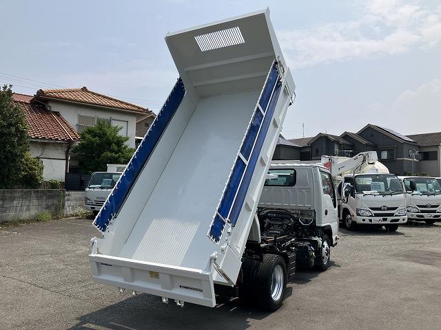 エルフトラック ４ＷＤ・２ｔ積・５ＭＴ・全低床ダンプ・中間ピン付　中間ピン　コボレーン　ＥＴＣ　左電格ミラー　アイドルアップ　左電格ミラー　坂道発進補助装置　ライトレベライザー　ドアバイザー　キーレス（8枚目）