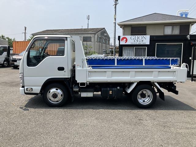 エルフトラック ４ＷＤ・２ｔ積・５ＭＴ・全低床ダンプ・中間ピン付　中間ピン　コボレーン　ＥＴＣ　左電格ミラー　アイドルアップ　左電格ミラー　坂道発進補助装置　ライトレベライザー　ドアバイザー　キーレス（11枚目）