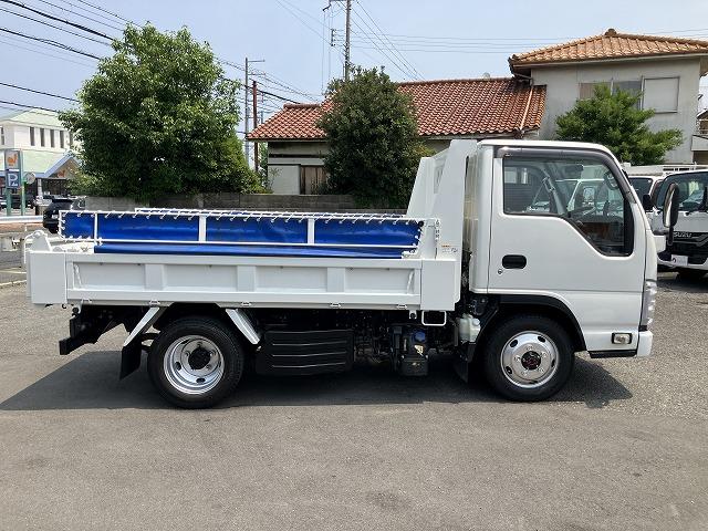 エルフトラック ４ＷＤ・２ｔ積・５ＭＴ・全低床ダンプ・中間ピン付　中間ピン　コボレーン　ＥＴＣ　左電格ミラー　アイドルアップ　左電格ミラー　坂道発進補助装置　ライトレベライザー　ドアバイザー　キーレス（12枚目）