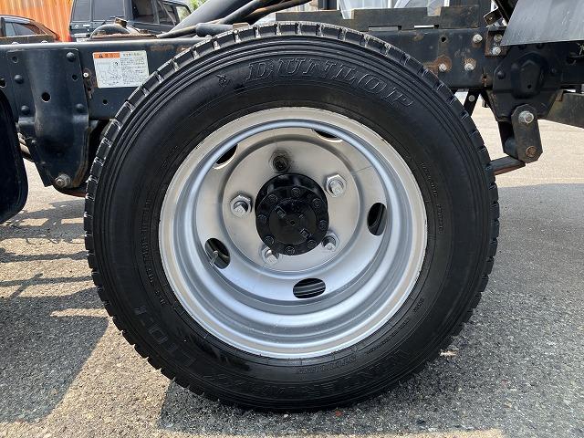 エルフトラック ４ＷＤ・２ｔ積・５ＭＴ・全低床ダンプ・中間ピン付　中間ピン　コボレーン　ＥＴＣ　左電格ミラー　アイドルアップ　左電格ミラー　坂道発進補助装置　ライトレベライザー　ドアバイザー　キーレス（37枚目）