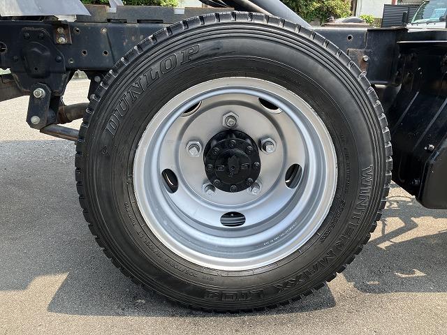 エルフトラック ４ＷＤ・２ｔ積・５ＭＴ・全低床ダンプ・中間ピン付　中間ピン　コボレーン　ＥＴＣ　左電格ミラー　アイドルアップ　左電格ミラー　坂道発進補助装置　ライトレベライザー　ドアバイザー　キーレス（39枚目）