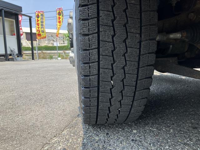 エルフトラック ４ＷＤ・２ｔ積・５ＭＴ・全低床ダンプ・中間ピン付　中間ピン　コボレーン　ＥＴＣ　左電格ミラー　アイドルアップ　左電格ミラー　坂道発進補助装置　ライトレベライザー　ドアバイザー　キーレス（40枚目）