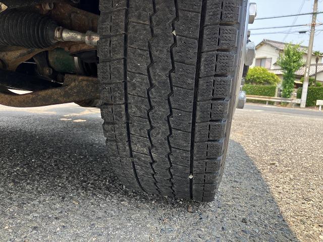 エルフトラック ４ＷＤ・２ｔ積・５ＭＴ・全低床ダンプ・中間ピン付　中間ピン　コボレーン　ＥＴＣ　左電格ミラー　アイドルアップ　左電格ミラー　坂道発進補助装置　ライトレベライザー　ドアバイザー　キーレス（41枚目）