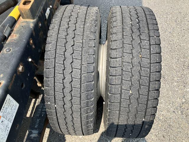 エルフトラック ４ＷＤ・２ｔ積・５ＭＴ・全低床ダンプ・中間ピン付　中間ピン　コボレーン　ＥＴＣ　左電格ミラー　アイドルアップ　左電格ミラー　坂道発進補助装置　ライトレベライザー　ドアバイザー　キーレス（42枚目）