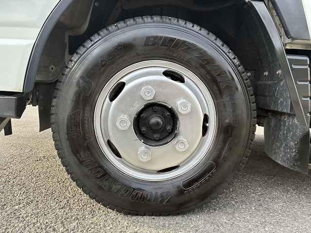 キャンター ４ＷＤ・１．７５ｔ積・パワーゲート付・リアヒーター・５ｔ未満　４ＷＤ・１．７５ｔ積・パワーゲート付・リアヒーター・Ｗキャブ・５ｔ未満・ＡＴ・メッキパーツ・衝突軽減ブレーキ・車線逸脱警報装置・左電格ミラー・シートカバー・ＥＴＣ・キーレス・Ｂｌｕｅｔｏｏｔｈ付（32枚目）