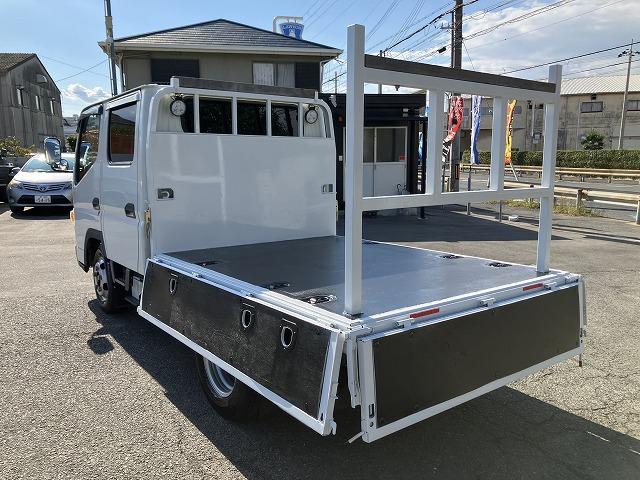 キャンター ２ｔ積・Ｗキャブ・５ＭＴ・リアヒーター　２ｔ積　Ｗキャブ　５ＭＴ　リアヒーター　荷台鉄板張り　衝突軽減装置　車線逸脱警報装置　左電格ミラー　荷台ロープホール、フック３対　荷台リア馬（取り外し可能）　ＥＴＣ　カーナビ　ドラレコ　キーレス（13枚目）