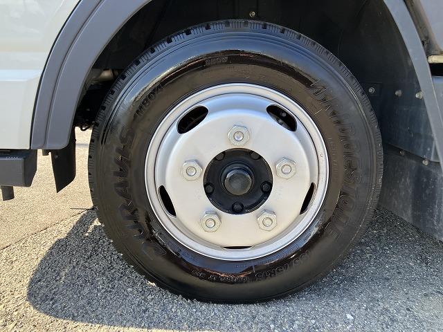 キャンター ２ｔ積・Ｗキャブ・５ＭＴ・リアヒーター　２ｔ積　Ｗキャブ　５ＭＴ　リアヒーター　荷台鉄板張り　衝突軽減装置　車線逸脱警報装置　左電格ミラー　荷台ロープホール、フック３対　荷台リア馬（取り外し可能）　ＥＴＣ　カーナビ　ドラレコ　キーレス（20枚目）