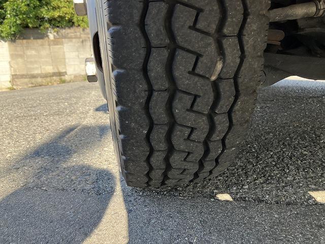 キャンター ２ｔ積・Ｗキャブ・５ＭＴ・リアヒーター　２ｔ積　Ｗキャブ　５ＭＴ　リアヒーター　荷台鉄板張り　衝突軽減装置　車線逸脱警報装置　左電格ミラー　荷台ロープホール、フック３対　荷台リア馬（取り外し可能）　ＥＴＣ　カーナビ　ドラレコ　キーレス（21枚目）