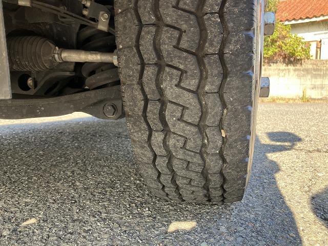 キャンター ２ｔ積・Ｗキャブ・５ＭＴ・リアヒーター　２ｔ積　Ｗキャブ　５ＭＴ　リアヒーター　荷台鉄板張り　衝突軽減装置　車線逸脱警報装置　左電格ミラー　荷台ロープホール、フック３対　荷台リア馬（取り外し可能）　ＥＴＣ　カーナビ　ドラレコ　キーレス（23枚目）