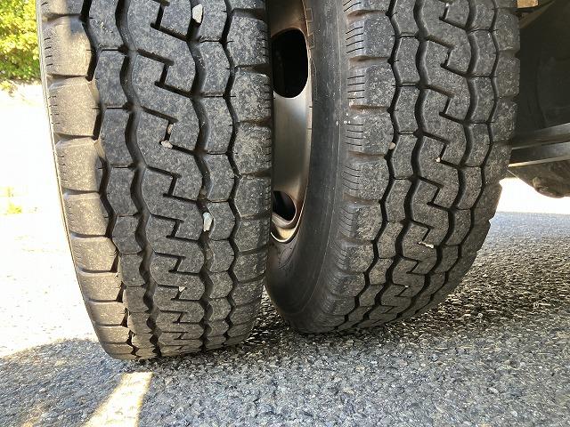 キャンター ２ｔ積・Ｗキャブ・５ＭＴ・リアヒーター　２ｔ積　Ｗキャブ　５ＭＴ　リアヒーター　荷台鉄板張り　衝突軽減装置　車線逸脱警報装置　左電格ミラー　荷台ロープホール、フック３対　荷台リア馬（取り外し可能）　ＥＴＣ　カーナビ　ドラレコ　キーレス（25枚目）