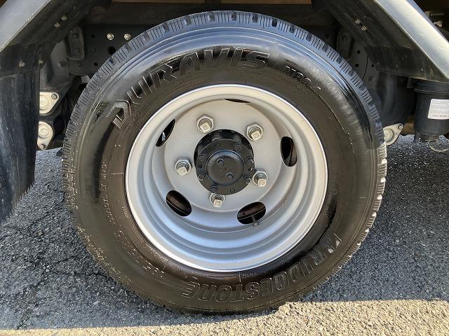 キャンター ２ｔ積・Ｗキャブ・５ＭＴ・リアヒーター　２ｔ積　Ｗキャブ　５ＭＴ　リアヒーター　荷台鉄板張り　衝突軽減装置　車線逸脱警報装置　左電格ミラー　荷台ロープホール、フック３対　荷台リア馬（取り外し可能）　ＥＴＣ　カーナビ　ドラレコ　キーレス（26枚目）