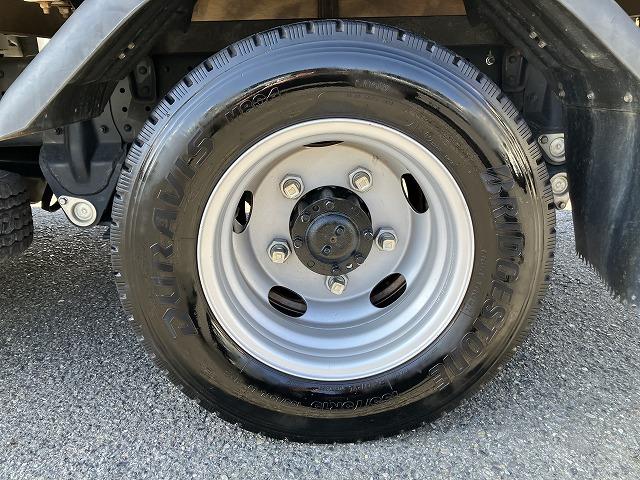 キャンター ２ｔ積・Ｗキャブ・５ＭＴ・リアヒーター　２ｔ積　Ｗキャブ　５ＭＴ　リアヒーター　荷台鉄板張り　衝突軽減装置　車線逸脱警報装置　左電格ミラー　荷台ロープホール、フック３対　荷台リア馬（取り外し可能）　ＥＴＣ　カーナビ　ドラレコ　キーレス（28枚目）