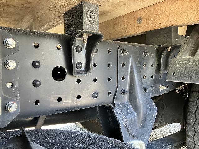 キャンター ２ｔ積・Ｗキャブ・５ＭＴ・リアヒーター　２ｔ積　Ｗキャブ　５ＭＴ　リアヒーター　荷台鉄板張り　衝突軽減装置　車線逸脱警報装置　左電格ミラー　荷台ロープホール、フック３対　荷台リア馬（取り外し可能）　ＥＴＣ　カーナビ　ドラレコ　キーレス（30枚目）