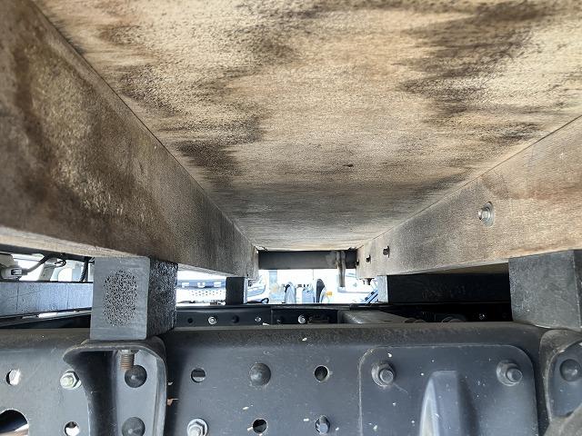 キャンター ２ｔ積・Ｗキャブ・５ＭＴ・リアヒーター　２ｔ積　Ｗキャブ　５ＭＴ　リアヒーター　荷台鉄板張り　衝突軽減装置　車線逸脱警報装置　左電格ミラー　荷台ロープホール、フック３対　荷台リア馬（取り外し可能）　ＥＴＣ　カーナビ　ドラレコ　キーレス（31枚目）