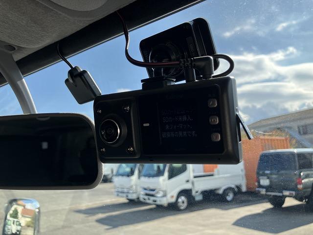 キャンター ２ｔ積・Ｗキャブ・５ＭＴ・リアヒーター　２ｔ積　Ｗキャブ　５ＭＴ　リアヒーター　荷台鉄板張り　衝突軽減装置　車線逸脱警報装置　左電格ミラー　荷台ロープホール、フック３対　荷台リア馬（取り外し可能）　ＥＴＣ　カーナビ　ドラレコ　キーレス（34枚目）