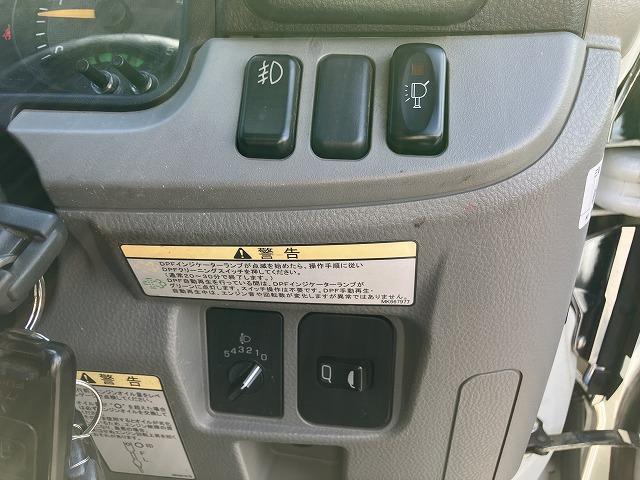キャンター ２ｔ積・Ｗキャブ・５ＭＴ・リアヒーター　２ｔ積　Ｗキャブ　５ＭＴ　リアヒーター　荷台鉄板張り　衝突軽減装置　車線逸脱警報装置　左電格ミラー　荷台ロープホール、フック３対　荷台リア馬（取り外し可能）　ＥＴＣ　カーナビ　ドラレコ　キーレス（39枚目）