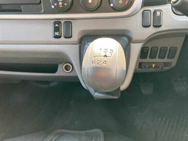 キャンター ２ｔ積・Ｗキャブ・５ＭＴ・リアヒーター　２ｔ積　Ｗキャブ　５ＭＴ　リアヒーター　荷台鉄板張り　衝突軽減装置　車線逸脱警報装置　左電格ミラー　荷台ロープホール、フック３対　荷台リア馬（取り外し可能）　ＥＴＣ　カーナビ　ドラレコ　キーレス（41枚目）