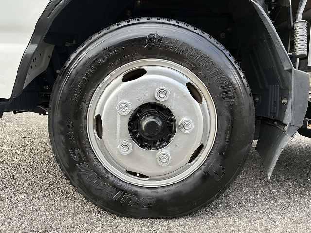 エルフトラック 2t積・平ボディ・AEBSカメラ・ナビ・AT 2t積・平ボディ・AEBSカメラ・フルセグナビ・AT・レーンアシスト・フォグランプ・左電格ミラー・ETC・ドラレコ・キーレス・ドアバイザー・ゲートプロテクタ・荷台内寸 L3124 W1622 H382(26枚目)