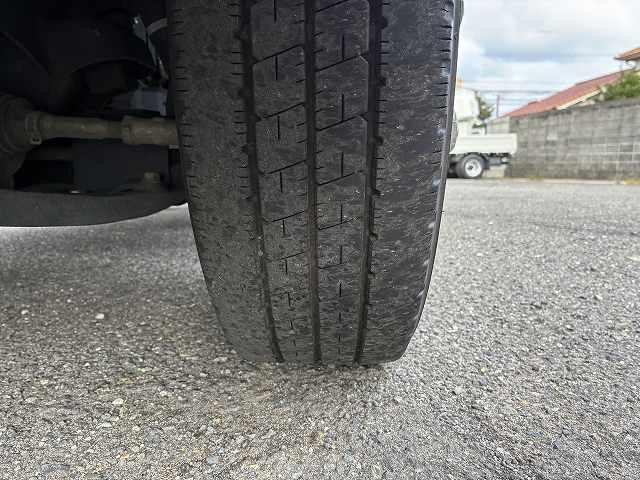 エルフトラック 2t積・平ボディ・AEBSカメラ・ナビ・AT 2t積・平ボディ・AEBSカメラ・フルセグナビ・AT・レーンアシスト・フォグランプ・左電格ミラー・ETC・ドラレコ・キーレス・ドアバイザー・ゲートプロテクタ・荷台内寸 L3124 W1622 H382(28枚目)