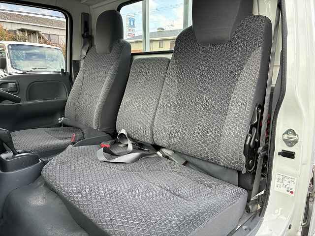 エルフトラック 2t積・平ボディ・AEBSカメラ・ナビ・AT 2t積・平ボディ・AEBSカメラ・フルセグナビ・AT・レーンアシスト・フォグランプ・左電格ミラー・ETC・ドラレコ・キーレス・ドアバイザー・ゲートプロテクタ・荷台内寸 L3124 W1622 H382(38枚目)