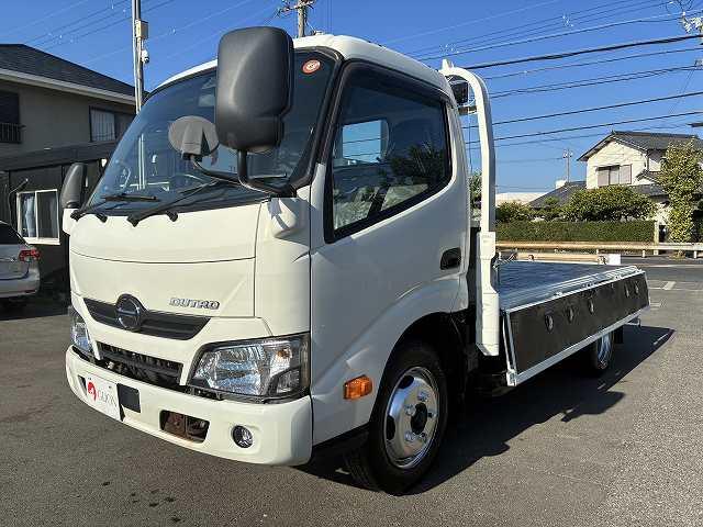 デュトロ 3t積・セミロング・平ボディ・5MT・プリクラ 3t積・セミロング・平ボディ・5MT・プリクラ・歩み掛け・バックカメラ・外ナビ・アシストゲート・ロープホール5対・左電格ミラー・シートカバー・ETC・荷台内寸 L3562 W1784 H365(9枚目)