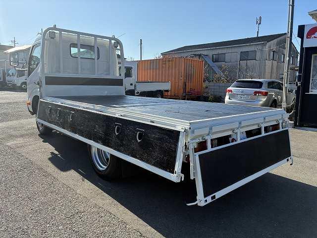 デュトロ 3t積・セミロング・平ボディ・5MT・プリクラ 3t積・セミロング・平ボディ・5MT・プリクラ・歩み掛け・バックカメラ・外ナビ・アシストゲート・ロープホール5対・左電格ミラー・シートカバー・ETC・荷台内寸 L3562 W1784 H365(13枚目)