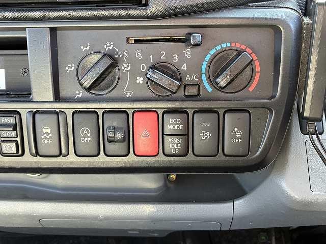 デュトロ 3t積・セミロング・平ボディ・5MT・プリクラ 3t積・セミロング・平ボディ・5MT・プリクラ・歩み掛け・バックカメラ・外ナビ・アシストゲート・ロープホール5対・左電格ミラー・シートカバー・ETC・荷台内寸 L3562 W1784 H365(28枚目)